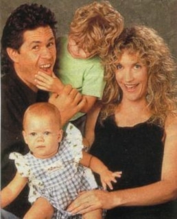 Эй Мартинес и Лесли Брайанс с детьми