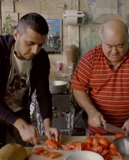 Ведущий "Еда, я люблю тебя"  Эд Мацаберидзе готовит домашнюю еду