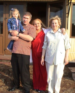 Катя Огонёк с мужем, дочерью и мамой