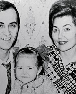 Василиса Володина в детстве с родителями