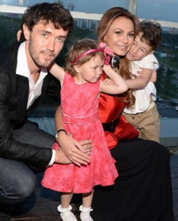 Инна Жиркова с мужем и детьми