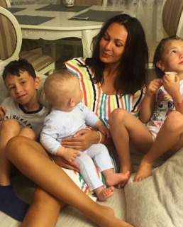 Инна Жиркова с детьми