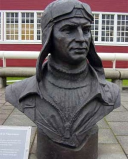 Бюст Валерию Чкалову в Санкт-Петербурге