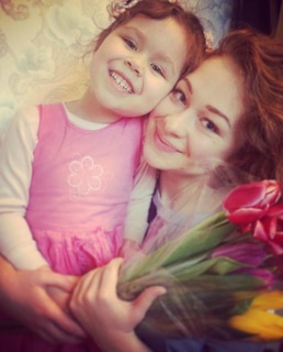 Дарья Пармененкова с сестрёнкой