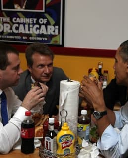 Barack Obama, Dimitri Medvedev trata hamburguesas