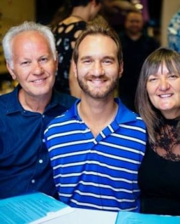 Ник Вуйчич с родителями