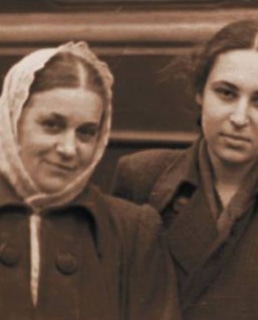 Юнна Мориц  в молодости с мамой