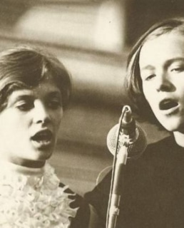 Лайма Вайкуле (слева) в юности