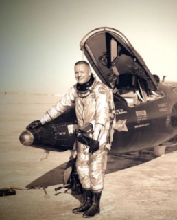 Нил Армстронг возле самолета