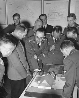 Генрих Гиммлер с офицерами СС