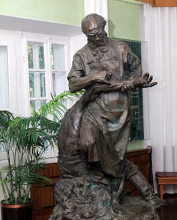 Статуя "Николай Пирогов за работой"