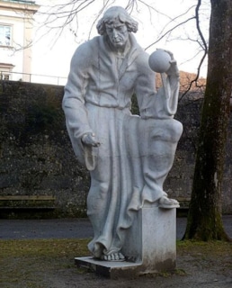 Памятник Николаю Копернику  в Зальцбурге