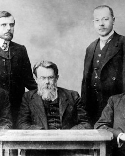 Владимир Вернадский с учениками