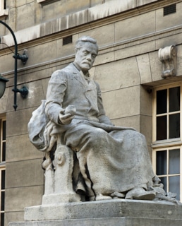 Памятник Луи Пастера