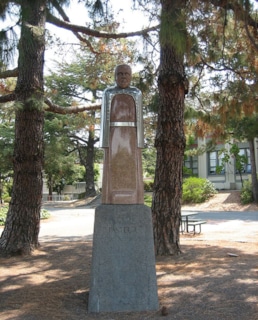 Памятник Луи Пастера