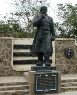 Памятник Афанасию Никитину в Феодосии