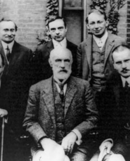 Верхний ряд: Абрахам Брилл, Эрнест Джонс, Шандор Ференци. Нижний ряд: Зигмунд Фрейд, Грэнвилл С. Холл, Карл Густав Юнг