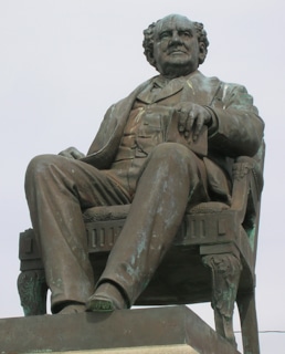 Памятник Финеасу Тейлору Барнуму