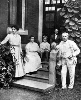 Томас Эдисон с семьей