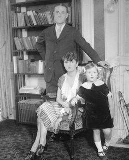 Фрэнсис Скотт Фицджеральд с женой и дочкой