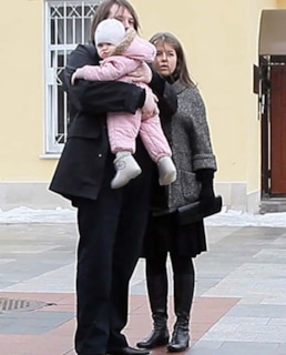 Александр Листьев с женой и дочкой