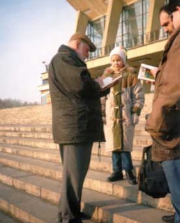 Кир Булычев дает автограф