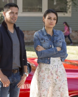 Джей Эрнандес и Мила Кунис в фильме «Очень плохие мамочки»