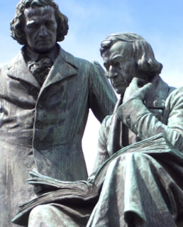 Памятник братьям Гримм