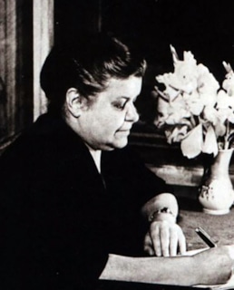 Вера Панова за работой