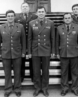 Александр Лебедь с сослуживцами