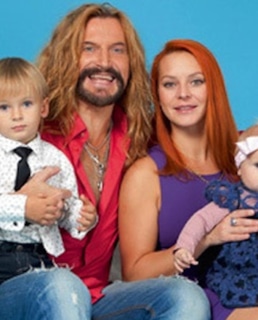 Марина Анисина и Никита Джигурда с детьми