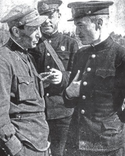 Вениамин Каверин (слева) на фронте