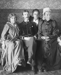 Роберт Льюис Стивенсон с семьей