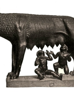 Капитолийская волчица, кормящая Ромула и Рема