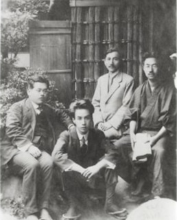 Рюноскэ Акутагава (второй слева) с друзьями