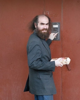 Григорий Перельман у подъезда