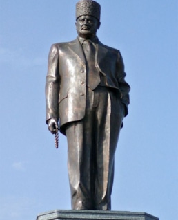 Памятник Ахмату Кадырову