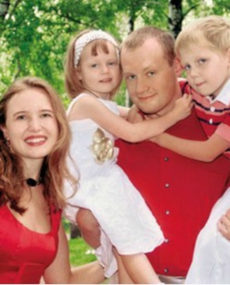 Андрей Караченцов с женой и детьми