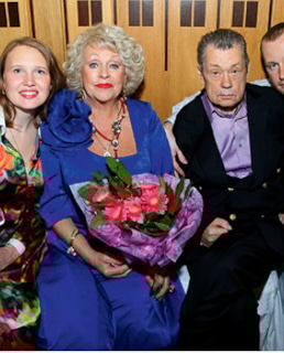 Андрей Караченцов с семьей