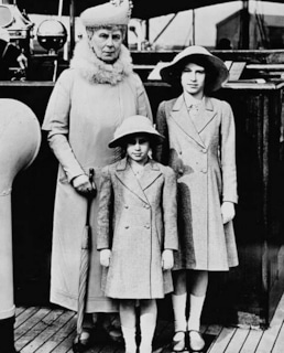 Елизавета II и принцесса Маргарет с бабушкой, королевой Марией