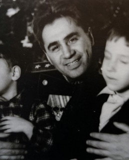 Павел Судоплатов с детьми