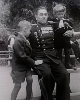 Павел Судоплатов с детьми