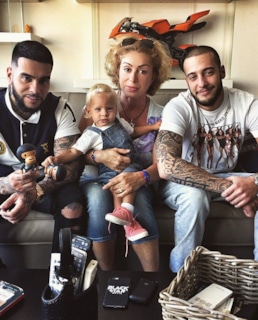 Симона Юнусова с сыновьями и внучкой Алисой