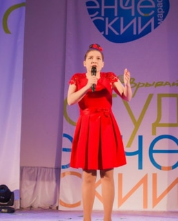 Анфиса Шустова на сцене