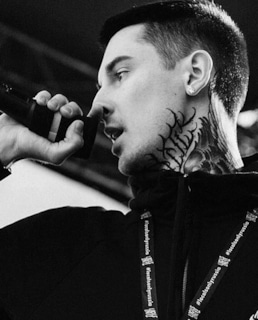 Рэпер Bumble Beezy на сцене