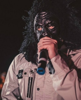 Паша Техник в маске обезьяны