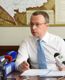 Юрий Петухов в своем кабинете