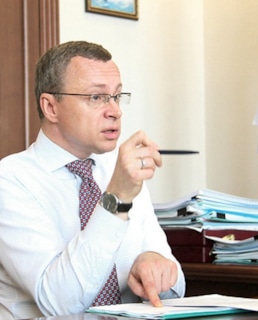 Юрий Петухов в своем кабинете