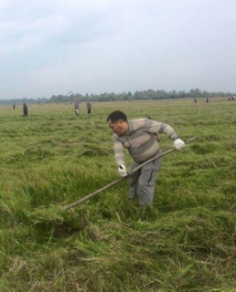 Шолбан Кара-оол работает в поле