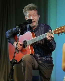 Андрей Усачев с гитарой